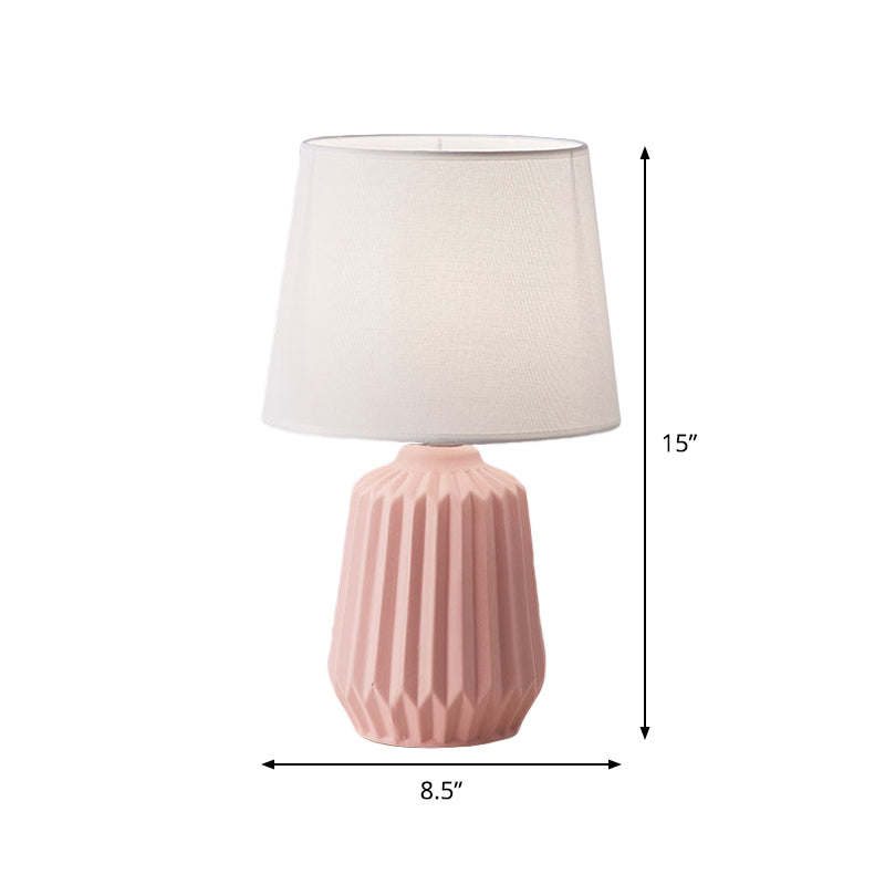 Lampada da scrivania conica in tessuto Simplicity Lampada da tavolo a 1 luce con base in ceramica in rosa per camera da letto