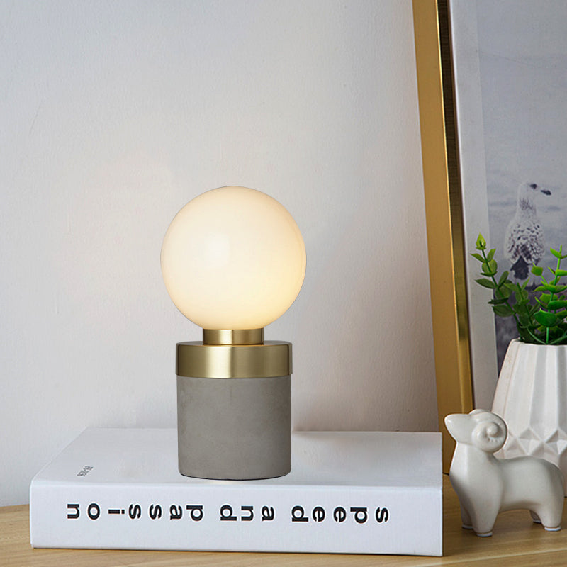 Éclairage de table en verre givré mondial Élevant 1 lampe de table gris clair avec base de cylindre de ciment