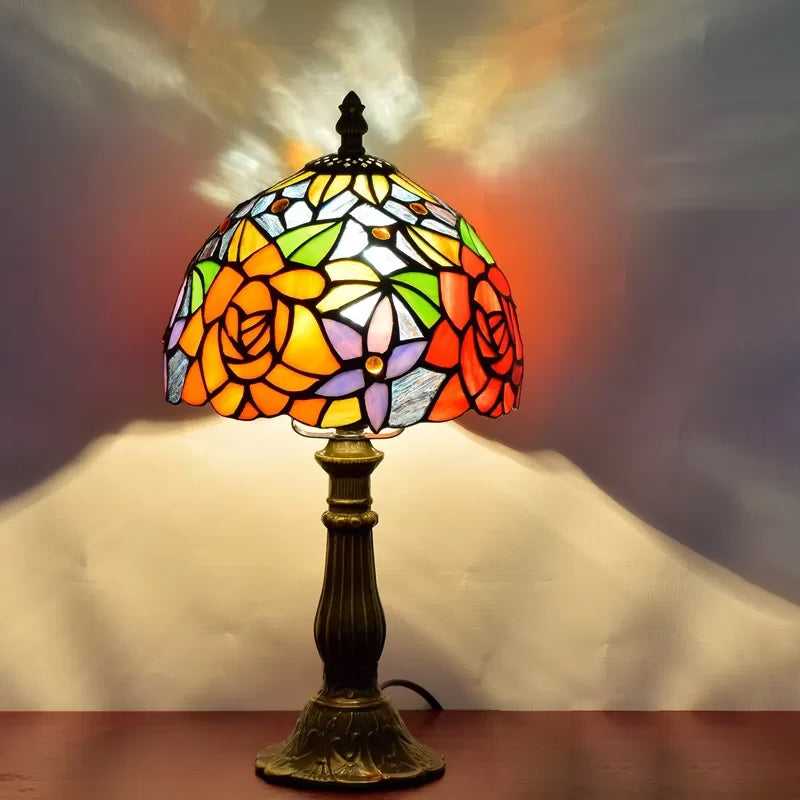 Illuminazione da tavolo con fiori multicolori Illuminazione da tavolo rustica Tiffany a 1 luce con paralume in vetro colorato con finitura bronzo/ottone