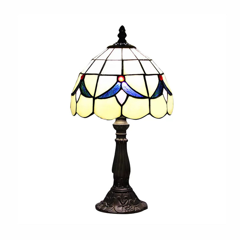 Lampe de table à floral avec dôme en verre taché de vitrail rustique éclairage en beige pour la lecture