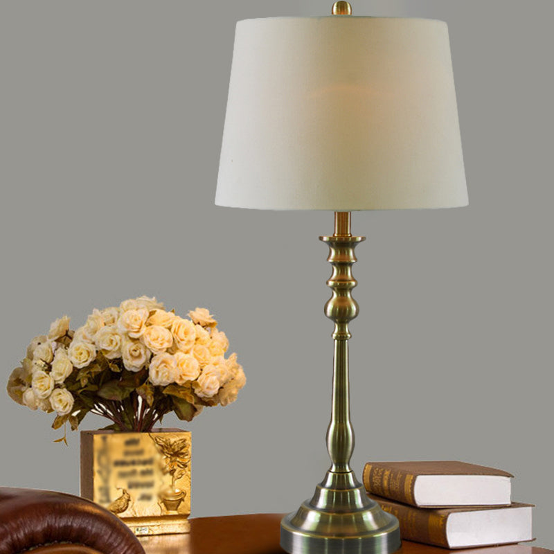 1 Light Task Lighting Rural Style Barrel Fabric Shade Night Table Lampe avec colonne aux chandelles en or