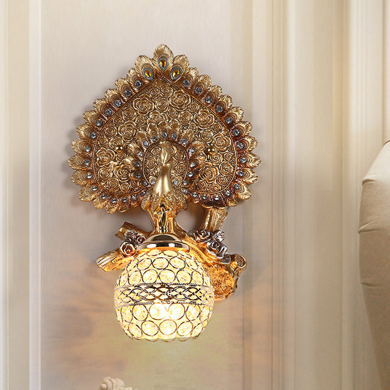 Lámpara de pared de forma de orbe clásica 1 cabezal transparente K9 Crystal Sponce Lights con decoración de pavo real en amarillo/oro