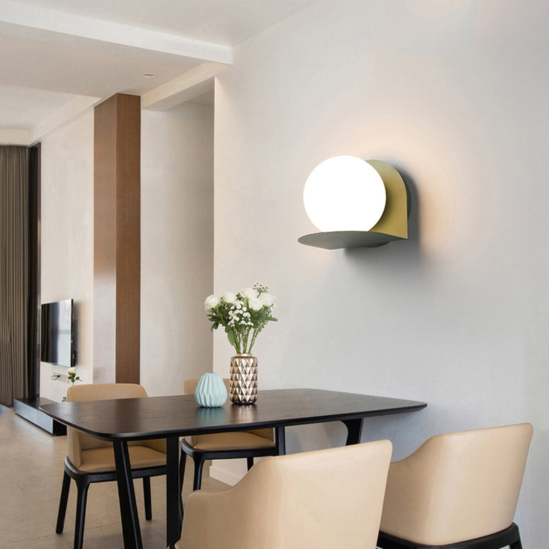 Luce da parete in globo bianca Luce di panna in vetro glassata per la camera da letto per bambini