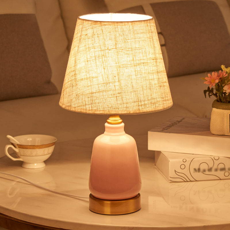 1 table de nuit de la tête de chambre à coucher lumière simple de bureau rose avec tissu plissé / nuance en tissu plissé conique