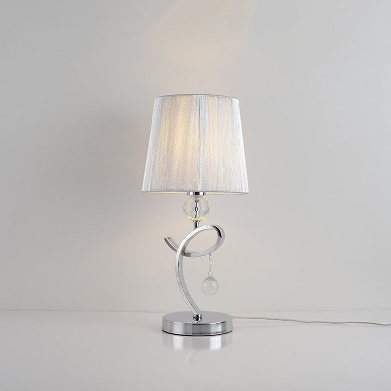 Lámpara de mesa nocturna de tono de barril de tela iluminación de tareas de cromo modernista con gotas de cristal