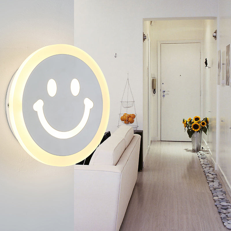 Eigentijdse slanke sconce licht metaal acryl witte afwerking muurlicht voor kinderen volwassen slaapkamer
