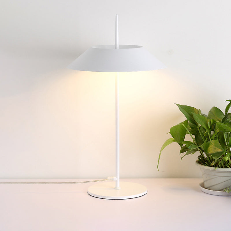 Table à cône Light Style Contemporain Metal LED Black / White / Gold Table Lampe pour le salon