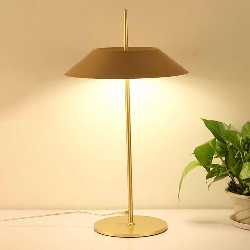 Table à cône Light Style Contemporain Metal LED Black / White / Gold Table Lampe pour le salon