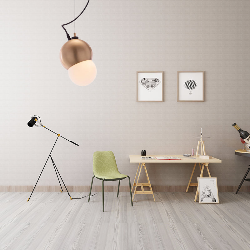 Iluminación colgada con cúpula de metal Estilo modernista 1 Bulbo Golden Pendse Lighting con sombra de vidrio blanco