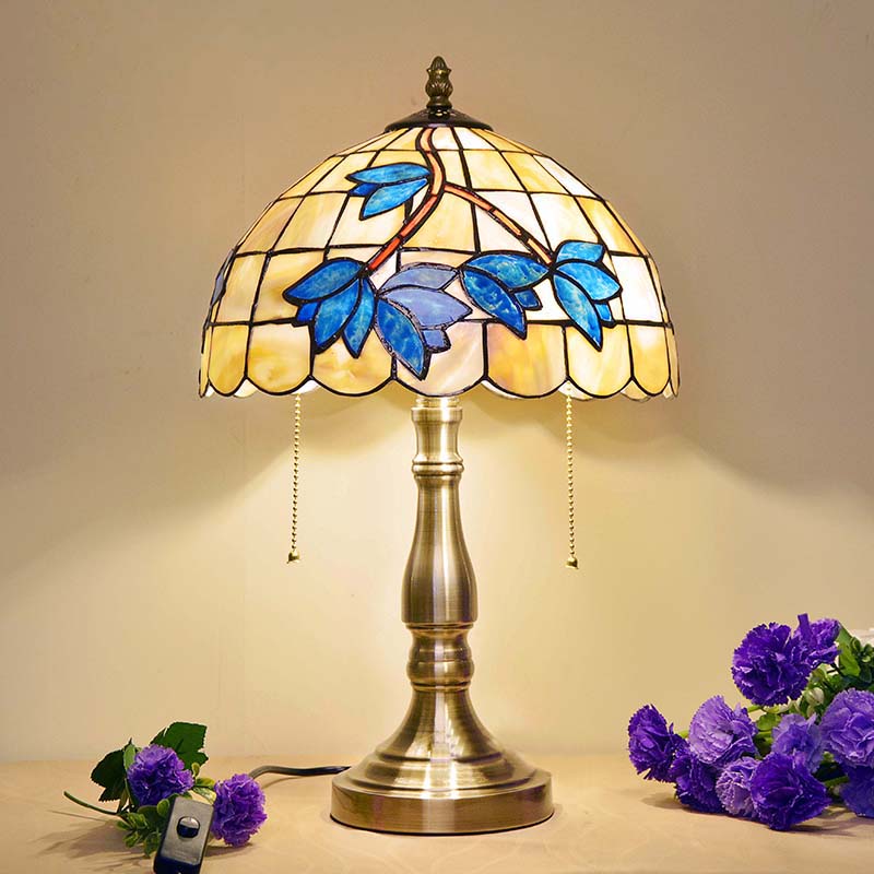 Antique Tiffany Dome Desk Light avec fleur bleue / libellule / papillon 2 lumières Table de vitrail clair pour la chambre