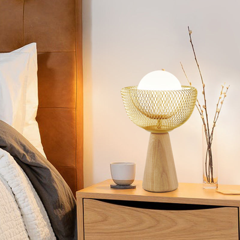 Illuminazione da comodino a ciotola Lampada da scrivania in legno modernista in metallo con 1 lampadina per camera da letto in beige con paralume in vetro opale sferico