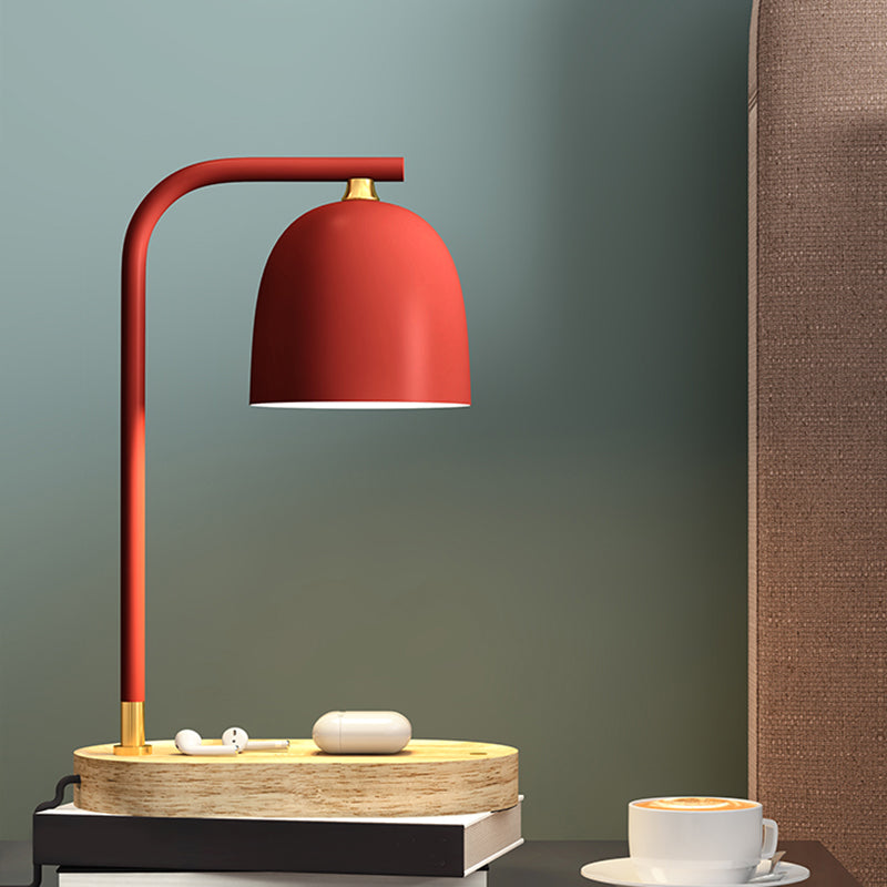 Lampada da comodino minimalista a 1 testa con finitura nera/bianca/rossa, cupola in legno con paralume metallico
