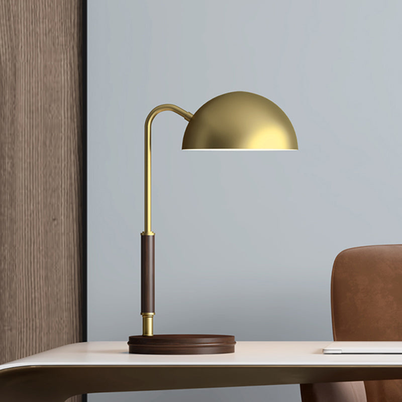 Luz de mesa de tono de cúpula de metal simple 1 cabeza 1 cabeza lámpara de noche marrón con brazo curvilíneo para sala de estar