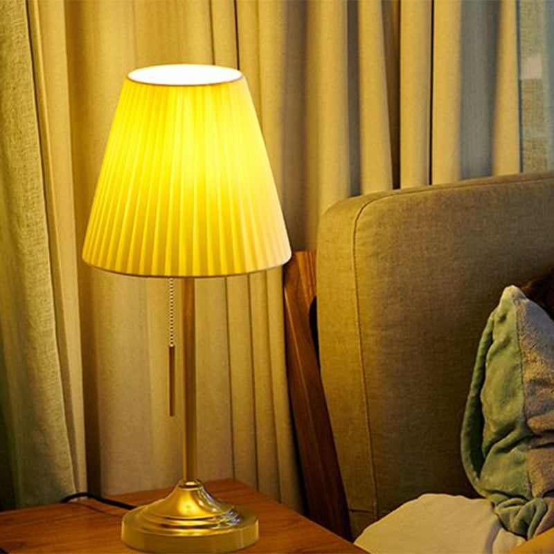 Moderne conische nachtlamp geplooide stof 1-licht slaapkamer metalen tafellicht in beige/rood met trekketting