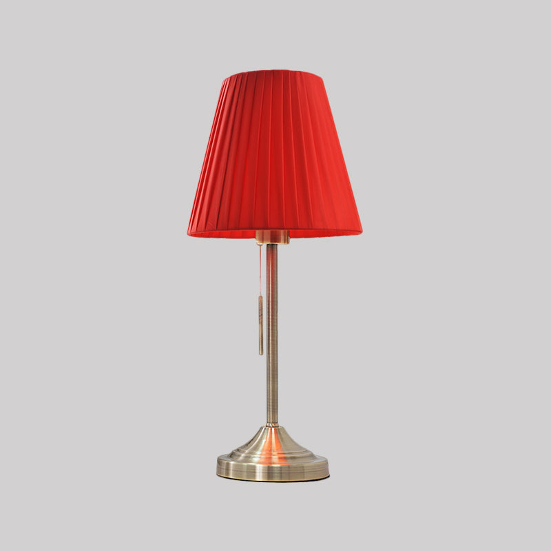 Moderne conische nachtlamp geplooide stof 1-licht slaapkamer metalen tafellicht in beige/rood met trekketting