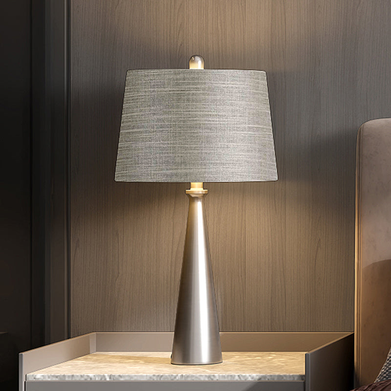 1 Glühbirnenschlafzimmer Nachttisch Beleuchtung Einfache silberne Nachttischlampe mit sich verjüngter Trommelstoffschatten