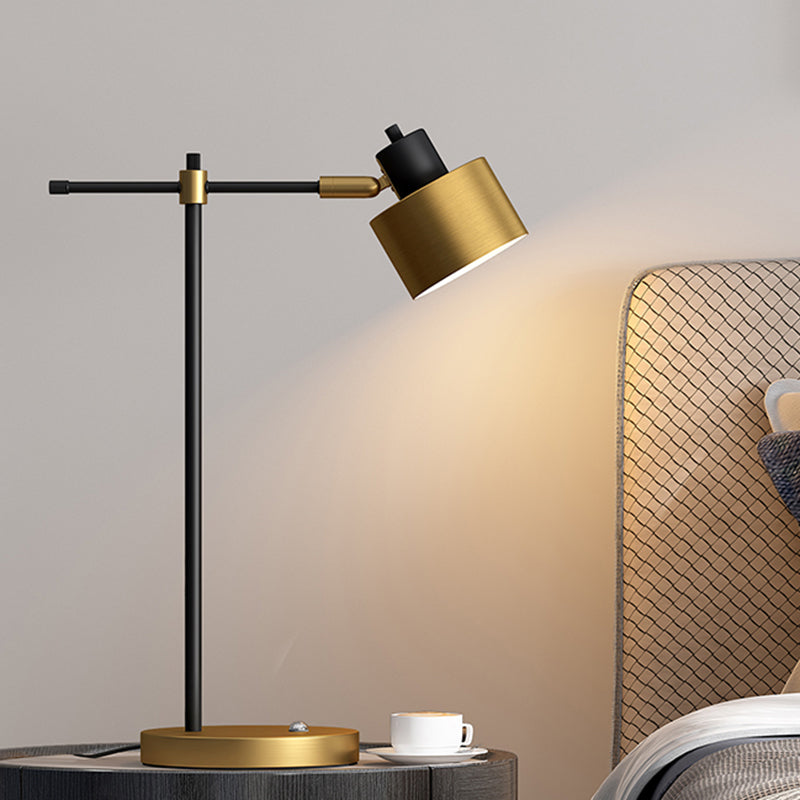 Luce del comodino Drum Metal contemporaneo 1- Lampada da tavolo in ottone leggero con braccio angolare destro per soggiorno