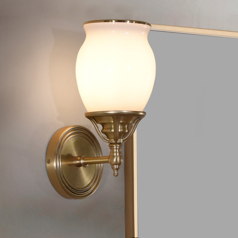 Urn Opal Glass SCONCE LAMP Kolonialisme 1-BULB Woonkamer Wandlamp in messing met metalen rechte Am