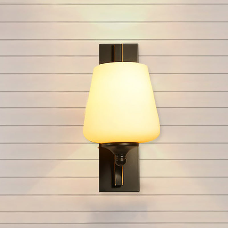 Light Mur Murned traditionnel 1 ampoule Grossed White Glass Glass Wall Sconce Lampe en noir pour chambre à coucher