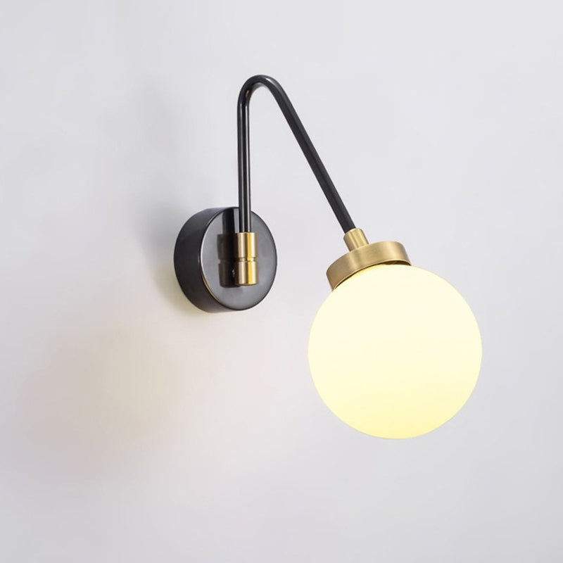 Minimalismus Orb Weißglas Wandleuchte 1 Kopfleuchte Leuchte mit schwarz-goldenem Winkelarm