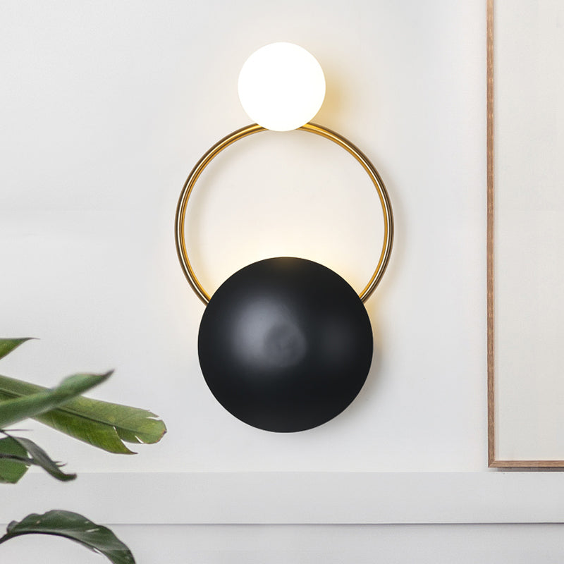 Postmoderne orbitale spoelbevelbevestiging Iron 2-licht salon Wand SCONCE Licht in zwart-goud met orb opaalglasschaduw