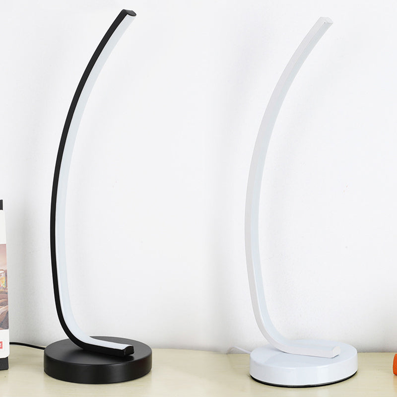 Bend lineaire slaapkamer nachtlamp Metallic LED modernisme tafellicht in zwart/wit voor studieruimte