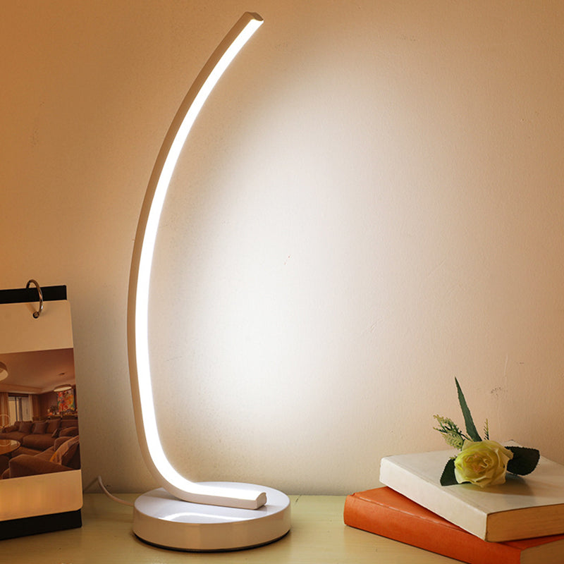 Bend lineaire slaapkamer nachtlamp Metallic LED modernisme tafellicht in zwart/wit voor studieruimte