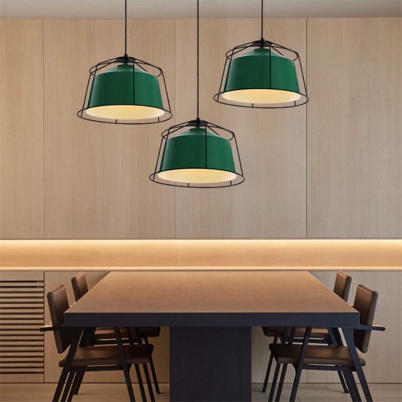 Luz colgante de cocina en forma de granero con lámpara colgante tradicional de luz de metal jaula en bosque verde
