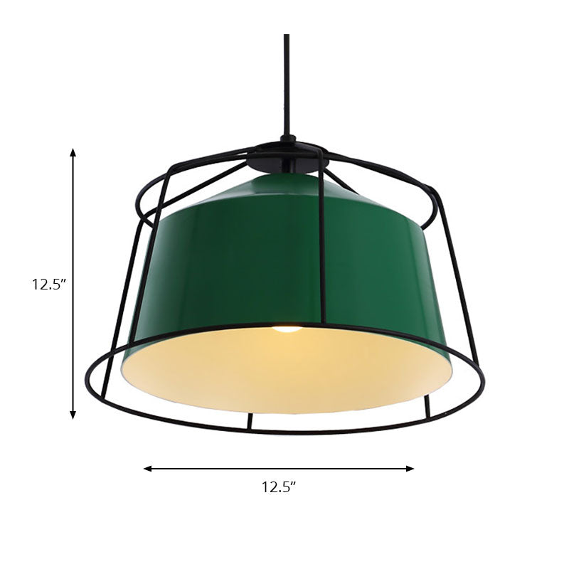 Luz colgante de cocina en forma de granero con lámpara colgante tradicional de luz de metal jaula en bosque verde