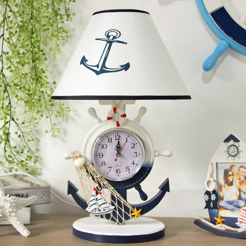 Illuminazione da tavolo con base del timone Lampada da comodino in resina stile bambini con lampadina singola sfumata blu con design a orologio