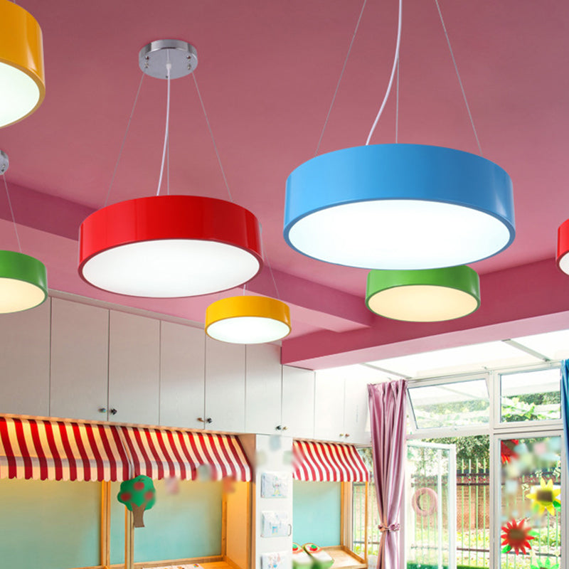 Macaron trommelvormige hanglamp metaal kinderschool led hangende verlichtingsarmatuur in rood/geel/groen, 16 "/19.5" dia