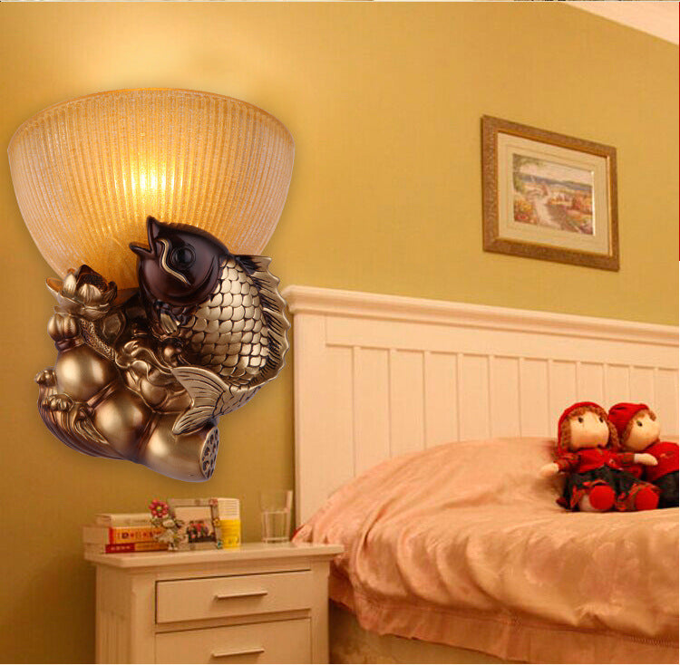 Tazón lámpara de pared de la cama estilo rústico vidrio ámbar 1 cabeza de oro Idea de iluminación de pared con pescado y decoración de loto