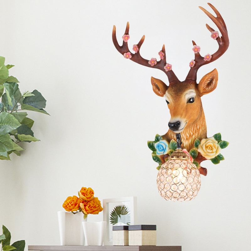 Acconciatura rurale per la testa di alce 1 illuminazione montata a parete in resina in bianco/legno con arredamento floreale e tonalità di cristallo globo, sinistra/destra