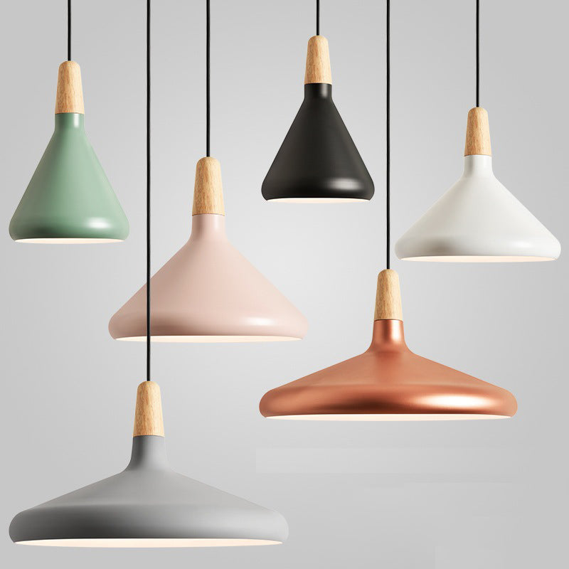 Plafonnier suspendu à suspension macaron aluminium 1 bulbe rose / or / gris et pendant en bois