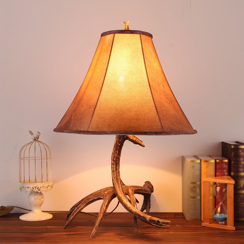 Lampada da notte svasata ampia marrone in tessuto da fattoria, lampada da tavolo per camera da letto con 1 testa e base in corna