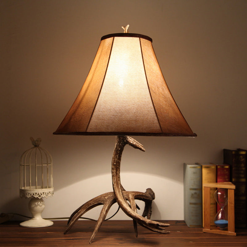 Lampada da notte svasata ampia marrone in tessuto da fattoria, lampada da tavolo per camera da letto con 1 testa e base in corna