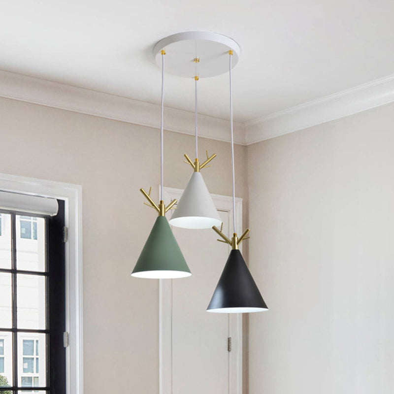 Nordic Conical Cluster Anhänger Metallic 3-Kopf-Esszimmer Geweihlicht mit rundem/linearem Baldachin in Weiß