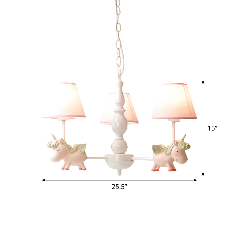 Kroonluchter in de kinderkamer, cartoon hanglamp met een roze emmerstofschaduw en eenhoorn