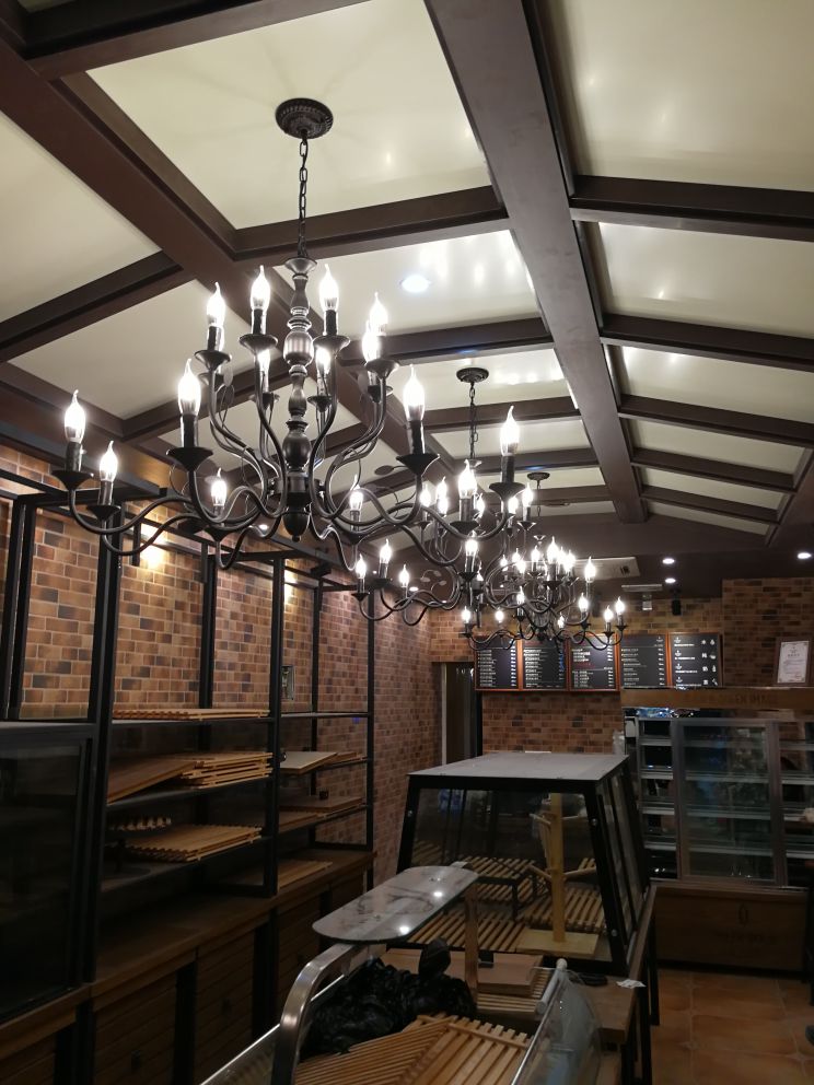 Traditioneller kurviger Armhängung Kronleuchter 10/12/16 Glühbirnen Metall Suspension Anhängerlampe in Schwarz für Wohnzimmer