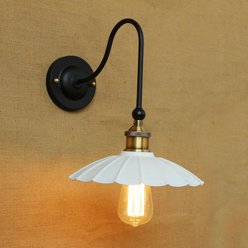 Lámpara de pared metálica del brazo Swoop Rústica 1 Bulbo Lámpara de montaje de pared de la sala de estar con sombra festoneada/de platillo en negro/blanco