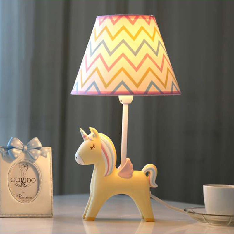 Moderne mooie carrouseltafel licht een lichte hars tafellamp met taps toelopende tint voor kinderslaapkamer