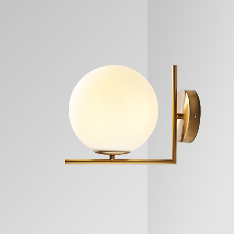 Gefrertete weiße Glaskugel Wandleuchte minimalistische 1 Kopf Goldwandlampe mit rechtswinkelarmem, warm/weißes Licht