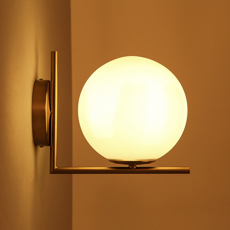Gefrertete weiße Glaskugel Wandleuchte minimalistische 1 Kopf Goldwandlampe mit rechtswinkelarmem, warm/weißes Licht