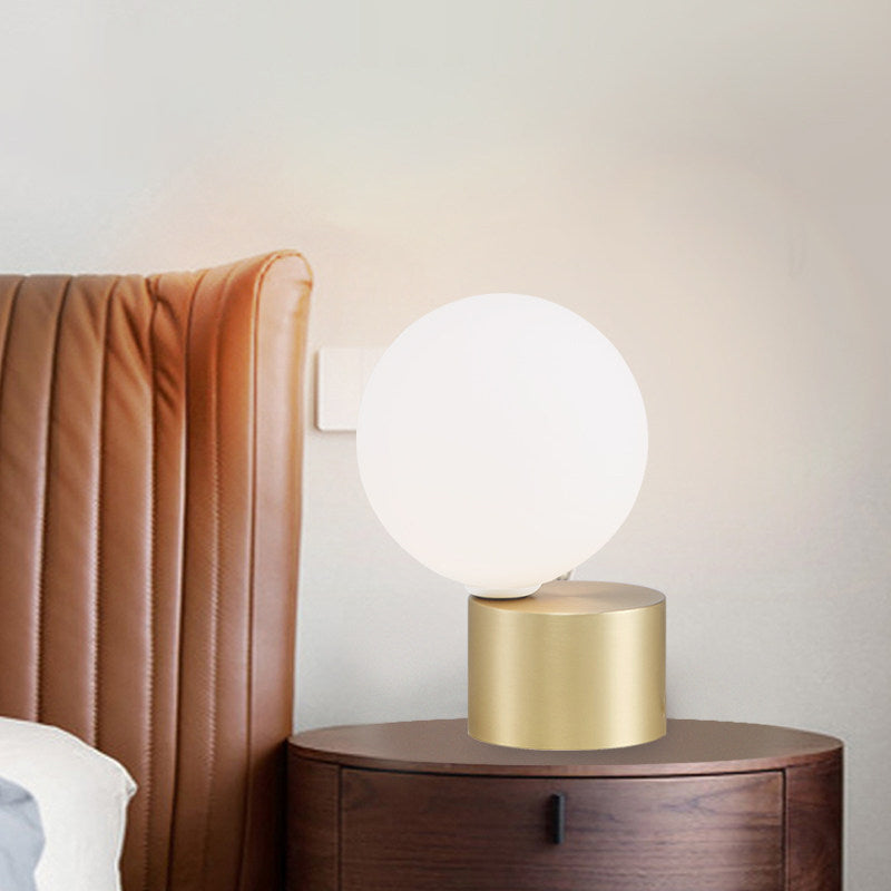 Lampada da tavolo postmoderna a 1 testa Mini lampada da comodino con sfera dorata con paralume in vetro bianco smerigliato