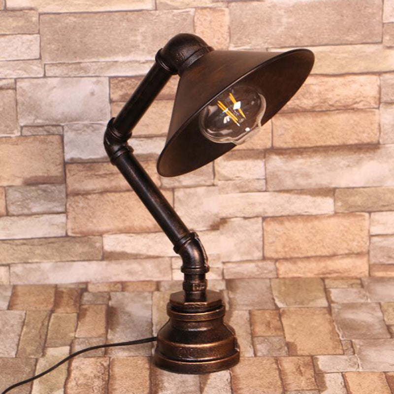 Lampada da comodino industriale a 1 luce conica in ferro da comodino con braccio piegato in bronzo