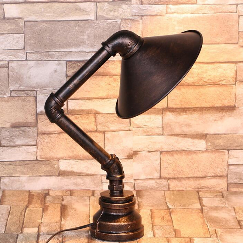 Lampada da comodino industriale a 1 luce conica in ferro da comodino con braccio piegato in bronzo