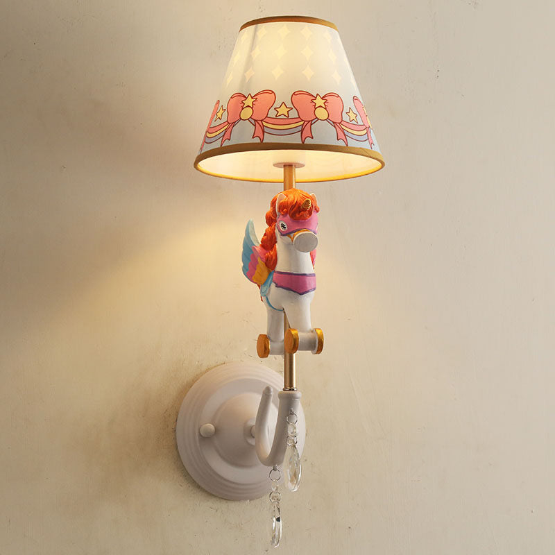 Cartoon kegel wandlamp met een eenhoorndecoratie 1 hoofdhars sconce licht in geel en blauw/geel en roze/geel en rood/geel en wit voor meisjes slaapkamer