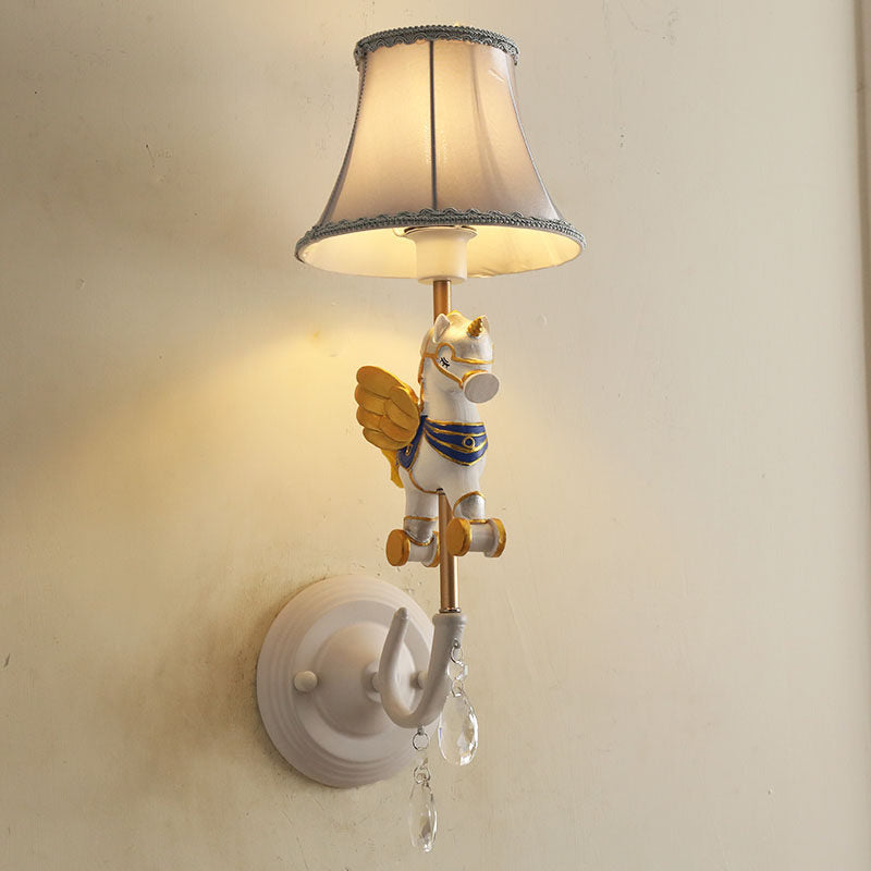 Cartoon kegel wandlamp met een eenhoorndecoratie 1 hoofdhars sconce licht in geel en blauw/geel en roze/geel en rood/geel en wit voor meisjes slaapkamer