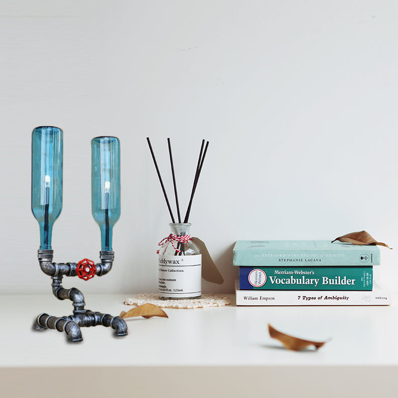 Lampada da tavolo argento antico a 2 lampadine Lampada da tavolo industriale con paralume per bottiglia di vino in ferro e vetro con base a tubo