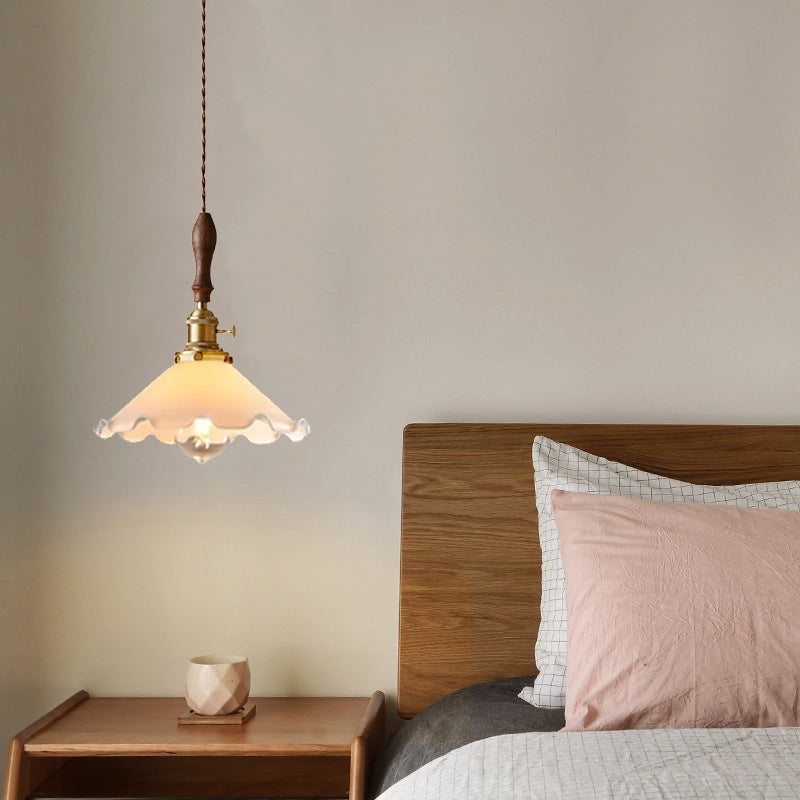 Boerderij geschulpte hanglamp 1 licht wit glas hangende verlichtingsarmatuur in messing